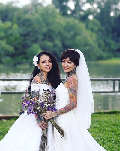 Hai cô dâu xinh đẹp xăm kín lưng gây sốt: Là con gái bạn có liều như họ? ảnh 1