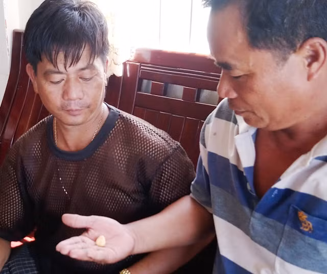 Ngư dân đánh bắt được vật lạ nghi là ngọc ốc quý hiếm ảnh 2