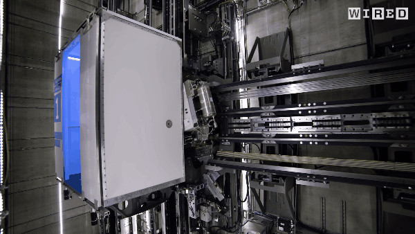 Thang máy không dây cáp vô cùng hiện đại: Phim hành động chào thua ảnh 1