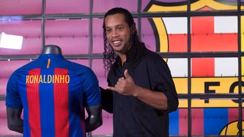 TIẾT LỘ: M.U săn hụt Ronaldinho vì... trời mưa ảnh 1