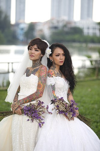 Hai cô dâu xinh đẹp xăm kín lưng gây sốt: Là con gái bạn có liều như họ? ảnh 2