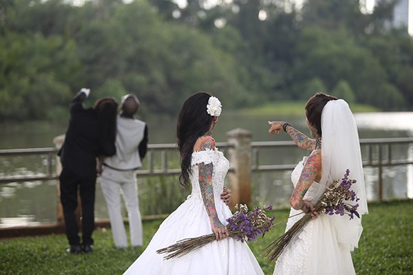 Hai cô dâu xinh đẹp xăm kín lưng gây sốt: Là con gái bạn có liều như họ? ảnh 7