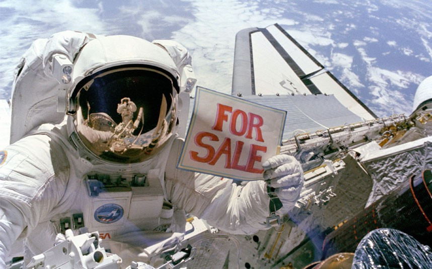 10. Phi hành gia Dale A. Gardner trong không gian va phi hành gia Joseph P. Allen phản chiếu trong tấm kính của mũ du hành. 10. Phi hành gia Dale A. Gardner trong không gian va phi hành gia Joseph P. Allen phản chiếu trong tấm kính của mũ du hành.