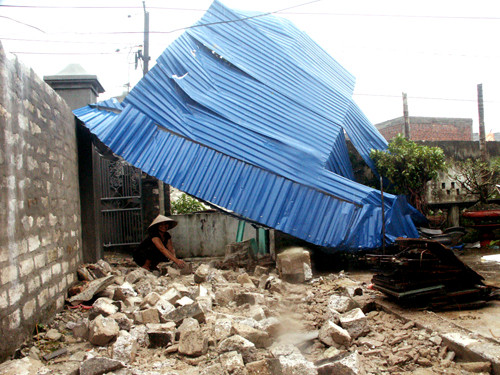 Người dân thu nhặt tài sản còn sót lại