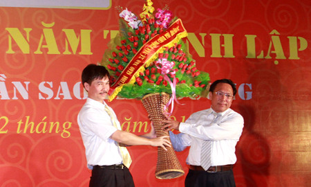 TS. Nguyễn Hùng Long- Cục phó cục An Toàn Vệ Sinh Thực Phẩm tặng hoa lãnh đạo công ty cổ phần Sao Thái Dương.