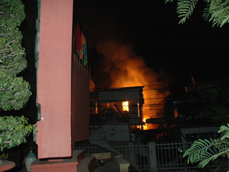 đám cháy bốc lên từ bên hông tượng đài Nguyễn Văn Trỗi