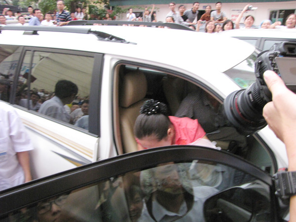 Giây phút cháu bé được đưa ra khỏi tô tô. Ảnh: Lãng Phong