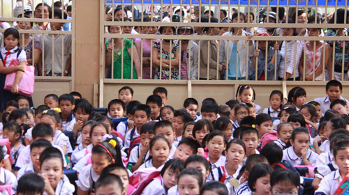 Cách hành xử của phụ huynh ảnh hưởng rất lớn đến tính cách của con em mình. Trong ảnh: phụ huynh đợi đón con trong lễ khai giảng tại một trường tiểu học ở Q.5, TP.HCM. Ảnh: Như Hùng (Tuổi Trẻ). Cách hành xử của phụ huynh ảnh hưởng rất lớn đến tính cách của con em mình. Trong ảnh: phụ huynh đợi đón con trong lễ khai giảng tại một trường tiểu học ở Q.5, TP.HCM. Ảnh: Như Hùng (Tuổi Trẻ)