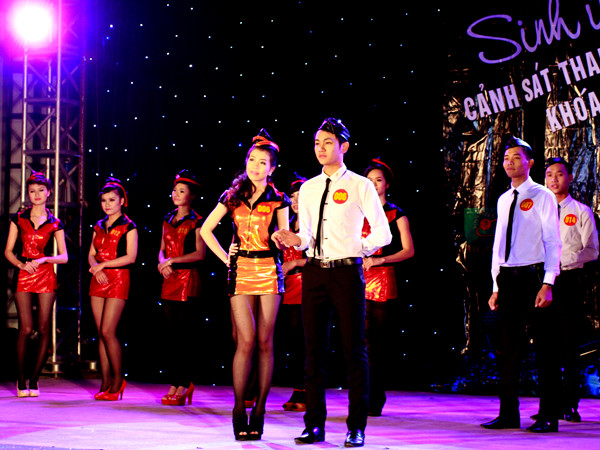 14 cặp thí đã đóng vai 14 cặp tiếp viên hàng không để dẫn dắt hành khách tìm hiểu vẻ đẹp văn hóa thuộc nhiều vùng miền từ Bắc tới Nam của Việt Nam