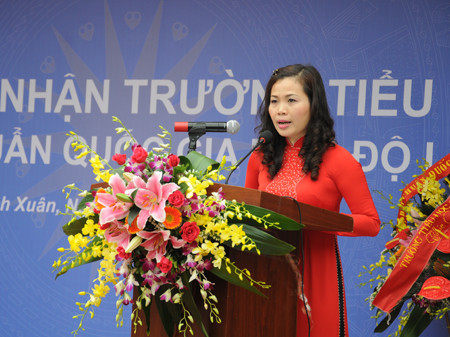Bà Phạm Thanh Hương - Hiệu trưởng trường tiểu học Hạ Đình phát biểu tại buổi lễ côn nhận trường chuẩn Quốc Gia 