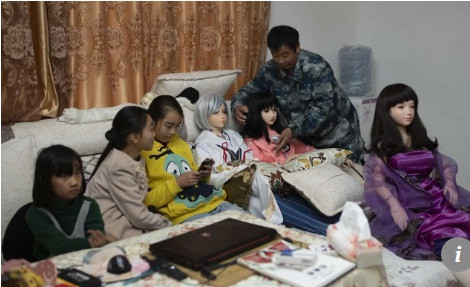 Người đàn ông chăm 9 nàng búp bê như con gái ảnh 2
