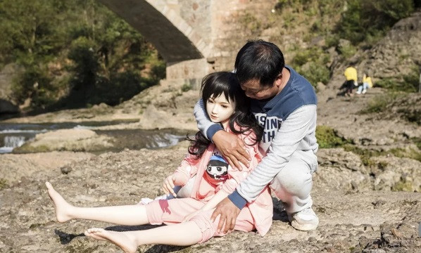 Người đàn ông chăm 9 nàng búp bê như con gái ảnh 1