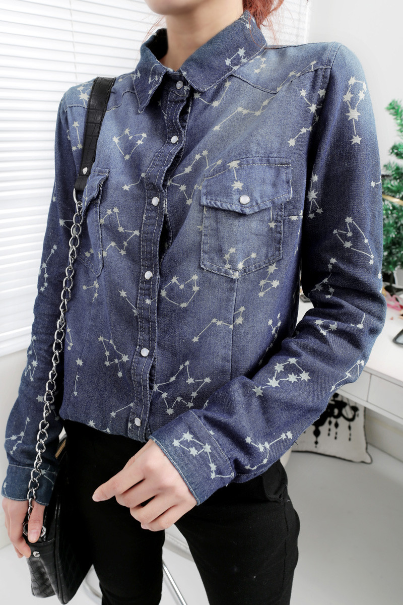 Áo phao, áo da hay những item cotton pha nilon khó thấm nước chính là những món đồ hoàn hảo cho những ngày mưa phùn thế này. Ngoài ra những kiểu áo sơ mi, đặc biệt là sơ mi denim cũng là một lựa chọn không tồi đâu nhé! Shorts, chân váy cotton tiện dụng hay skinny jeans sẽ giúp bạn cảm thấy năng động và thoải mái hơn. Cuối cùng là giữ cho đôi chân khỏi ướt bằng một đôi ủng đi mưa thật xinh, hay boots và giày da... vậy là bạn đã có ngay set đồ đi mưa thật hợp lý và thời trang rồi đấy!