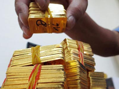 Bắt đầu tổ chức đấu thầu vàng miếng vào cuối tháng 3, Ngân hàng Nhà nước đến nay đã có 60 phiên đấu thầu vàng, chào bán tổng cộng 1.682.000 lượng vàng, tương đương hơn 63,2 tấn vàng, và bán được 1.576.700 lượng, tương đương gần 59,1 tấn. Bắt đầu tổ chức đấu thầu vàng miếng vào cuối tháng 3, Ngân hàng Nhà nước đến nay đã có 60 phiên đấu thầu vàng, chào bán tổng cộng 1.682.000 lượng vàng, tương đương hơn 63,2 tấn vàng, và bán được 1.576.700 lượng, tương đương gần 59,1 tấn