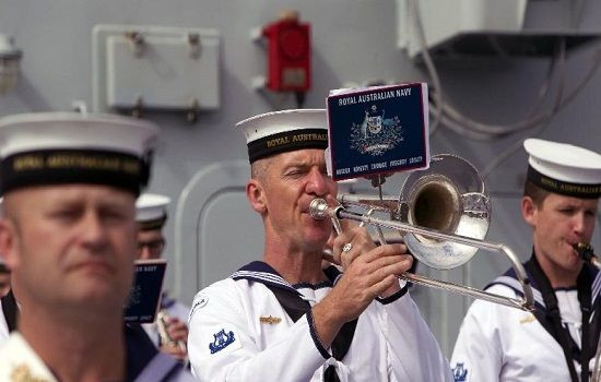 Hải quân Australia thổi kèn chào đón hải quân Trung Quốc 