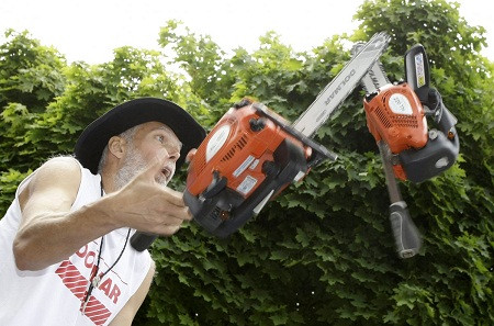 Tháng 6/2009, ông Milan Roskopf ở Slovakia đã lập Kỷ lục Guinness Thế giới với 62 lần liên tiếp tung hứng thành công 3 chiếc cưa máy. Ông Roskopf đã tự phá vỡ kỷ lục trước đây của mình với 35 lần tung hứng thành công