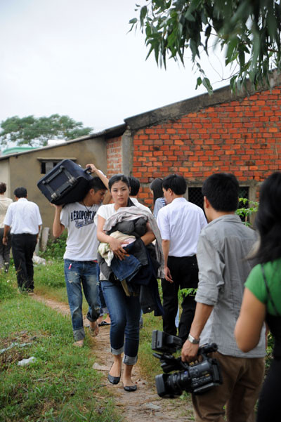 Hoa hậu kêu gọi mọi người ủng hộ đồng bào lũ lụt tại chương trình nghệ thuật tối 14-10. Theo Văn Trinh - Ảnh: Việt Anh VTC Hoa hậu kêu gọi mọi người ủng hộ đồng bào lũ lụt tại chương trình nghệ thuật tối 14-10.