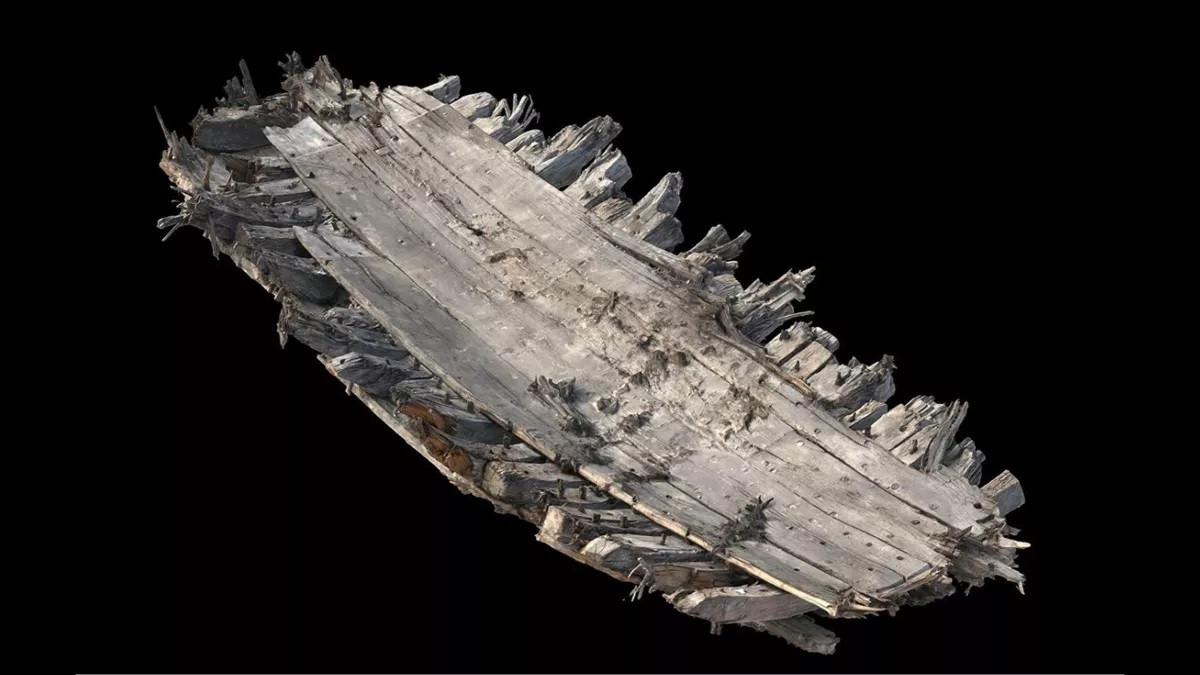 Gỗ thân tàu thế kỷ 16 được tìm thấy vào tháng 4 trong một mỏ đá ngập nước đang được nạo vét để lấy sỏi ở đông nam nước Anh. Mỏ đá hiện cách biển nửa dặm, nhưng người ta cho rằng nó đã nằm trên bờ biển cách đây 400 năm.