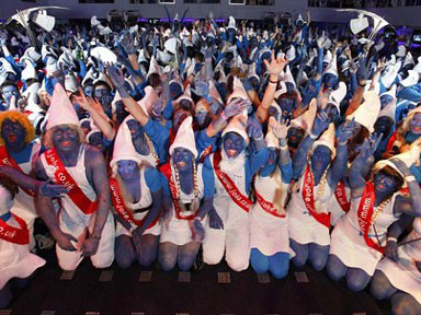 Jokers' Masquerade (một dịch vụ bán lẻ trang phục, phụ kiện hóa trang) đã cùng 2.510 sinh viên ĐH Swansea hóa trang thành những sinh vật Xì Trum. Quy tắc rất đơn giản, bất cứ vùng da nào hở ra ngoài đều phải sơn màu xanh. Với số lượng này trường đã lập kỷ lục số người hóa trang thành nhân vật màu xanh nhiều nhất năm 2009. Bài viết: http://news.zing.vn/Nhung-ky-luc-ky-quac-cua-sinh-vien-the-gioi-post359281.html#home_cate.tinmoi Nguồn Zing News 