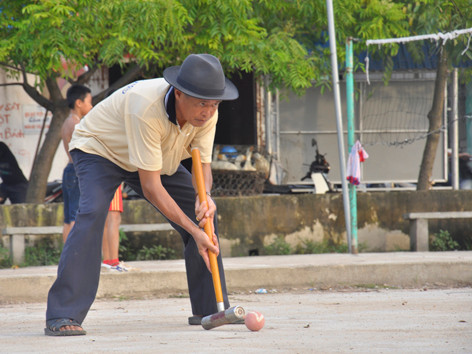  Các cụ già ở Sóc Sơn chơi bóng cửa chiều chiều. Ảnh: Xuân Tùng