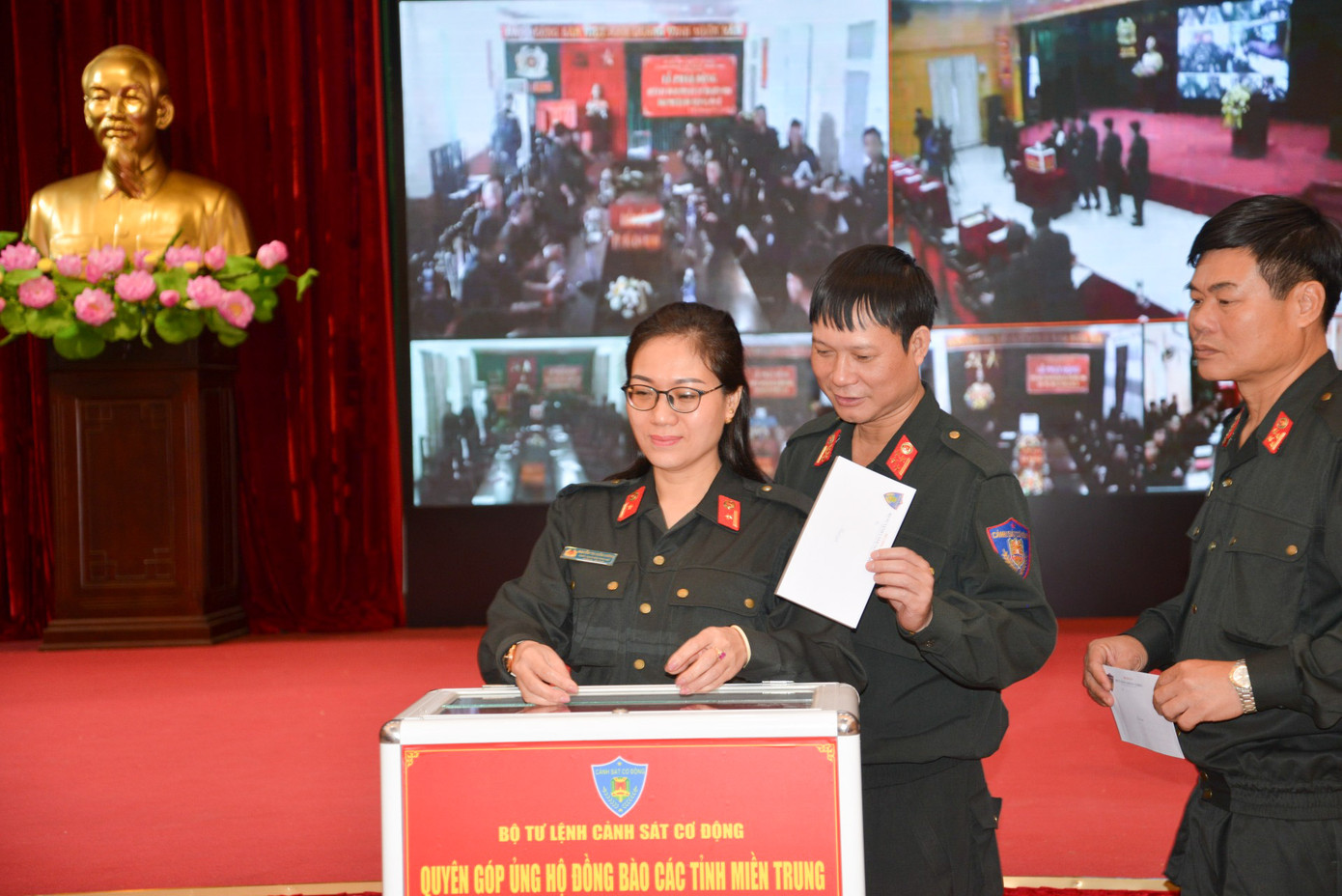 Hà Nội tiếp nhận 22 tỷ đồng ủng hộ đồng bào miền Trung ảnh 5