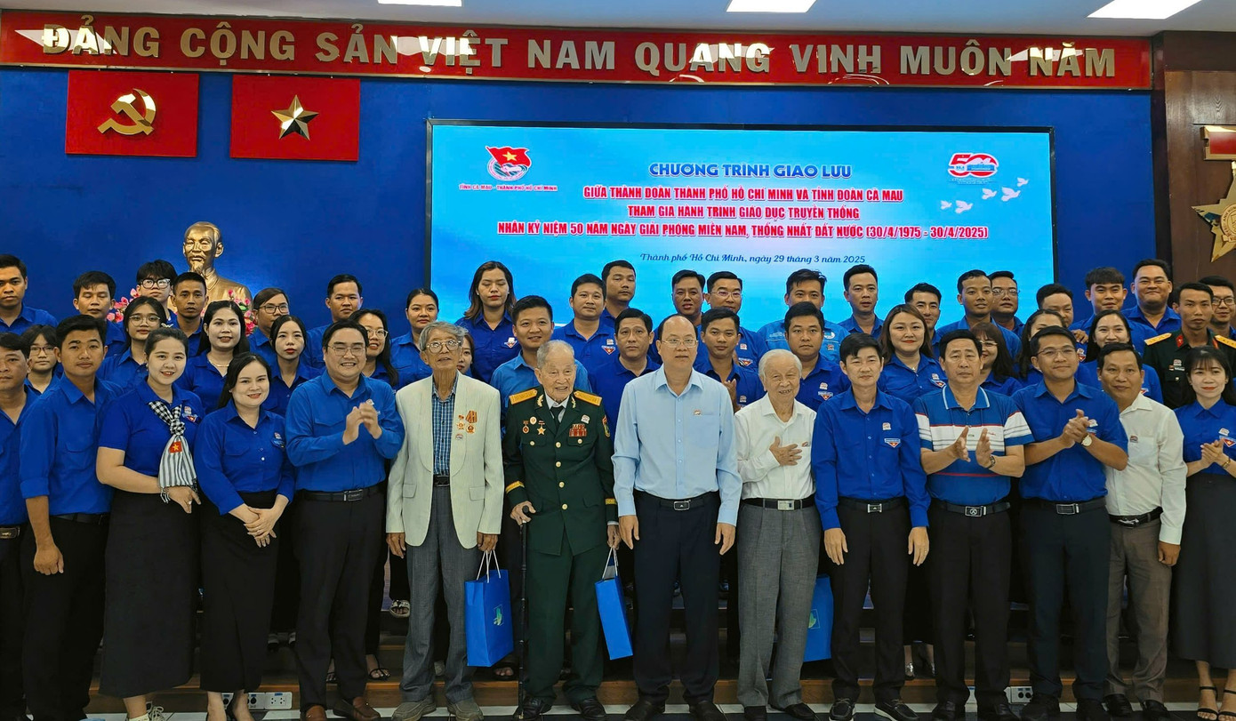 Ông Nguyễn Hồ Hải - Bí thư Tỉnh ủy Cà Mau (áo xanh nhạt, ở giữa) trao tặng quà tại chương trình giao lưu nhân chứng lịch sử, với chủ đề Viết tiếp câu chuyện hòa bình.