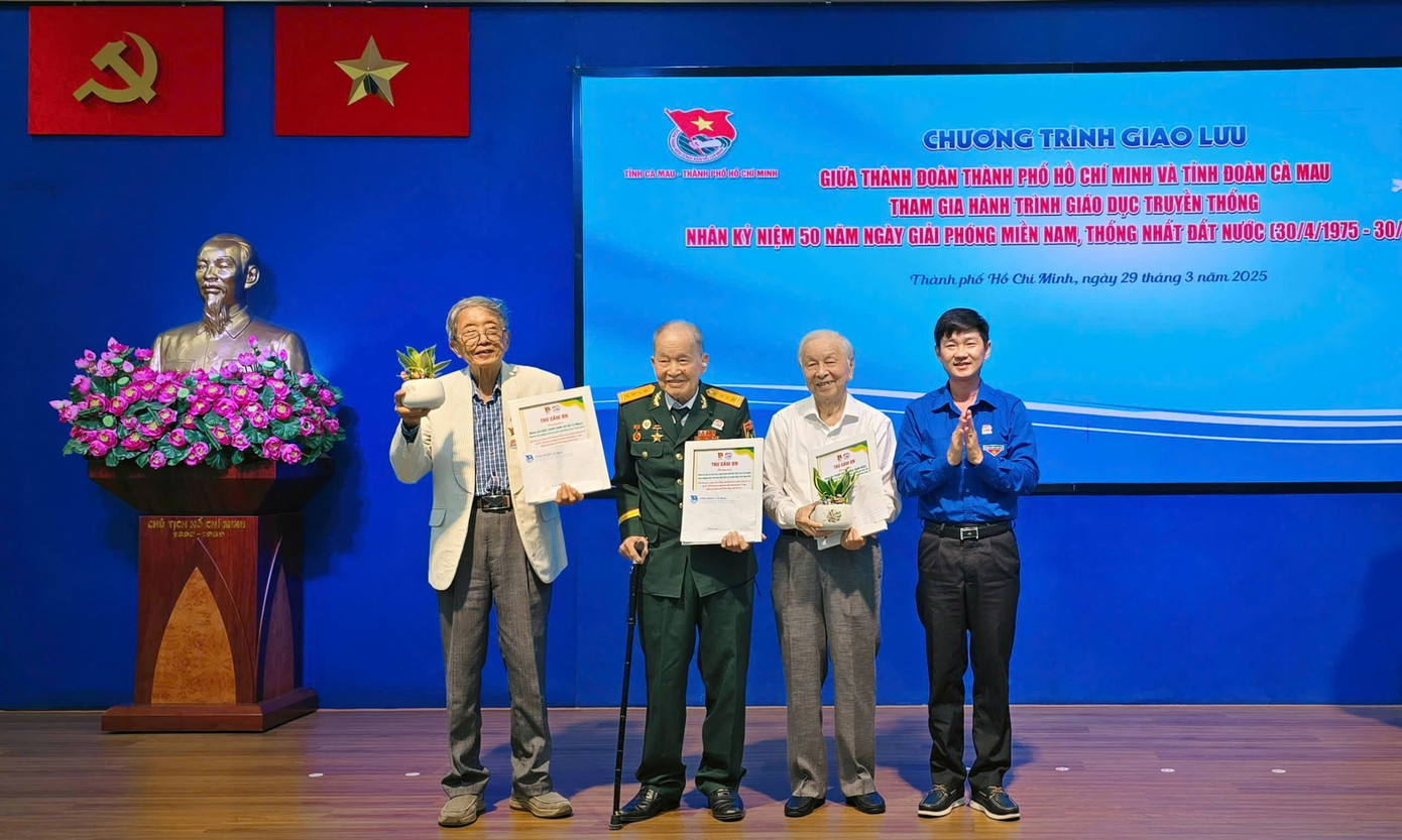 Anh Nguyễn Hoàng Đạo - Bí thư Tỉnh Đoàn Cà Mau gửi quà cảm ơn những nhân chứng lịch sử, từng góp một phần công sức trong cuộc đấu tranh thống nhất đất nước.