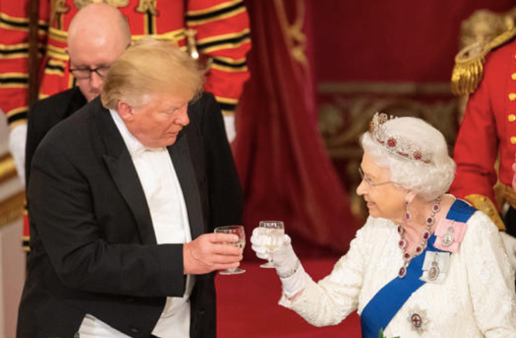 Cựu Tổng thống Mỹ Donald Trump và Nữ hoàng Anh Elizabeth trong một quốc yến Cựu Tổng thống Mỹ Donald Trump và Nữ hoàng Anh Elizabeth trong một quốc yến