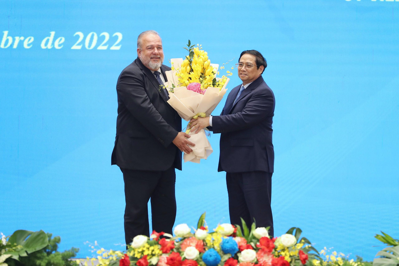 Thủ tướng Phạm Minh Chính tặng hoa Thủ tướng Cuba tại buổi lễ. (Ảnh: Hải Minh)