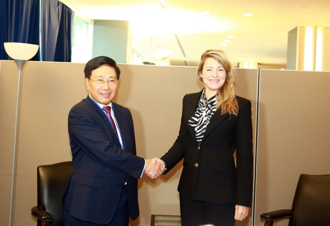 Phó Thủ tướng Phạm Bình Minh gặp Ngoại trưởng Canada Melanie Joly. (Ảnh: VGP)