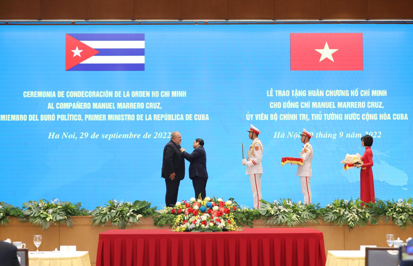 Thủ tướng Phạm Minh Chính trao Huân chương Hồ Chí Minh tặng Thủ tướng Cuba. (Ảnh: Hải Minh)