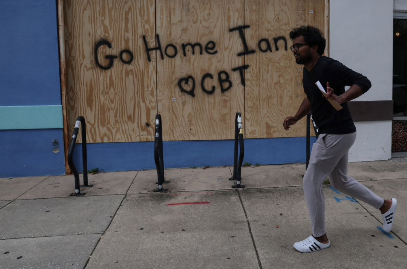 Một người chạy qua khu vực trung tâm Florida ngày 27/9. (Ảnh: Reuters)