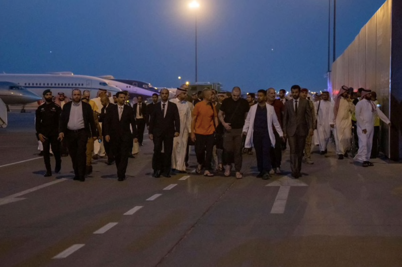 Gần 300 tù binh được trả về trong đợt trao đổi lớn nhất giữa Nga và Ukraine Gần 300 tù binh được trả về trong đợt trao đổi lớn nhất giữa Nga và Ukraine