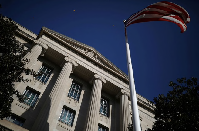 Bên ngoài trụ sở Bộ Tư pháp Mỹ tại Washington. (Ảnh: Reuters)