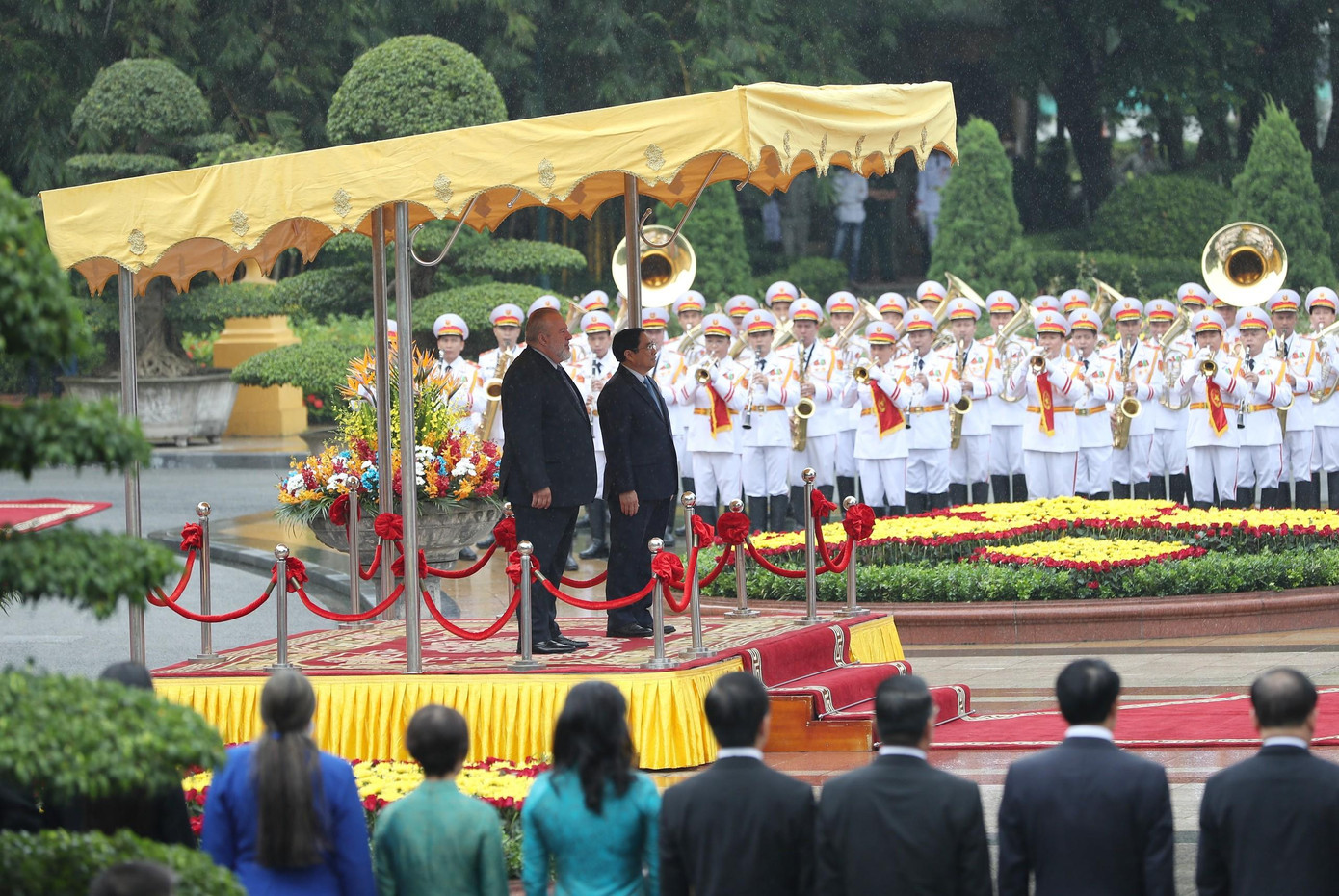Thủ tướng Phạm Minh Chính và Thủ tướng Cuba Manuel Marrero Cruz tại lễ đón. (Ảnh: Hải Minh)
