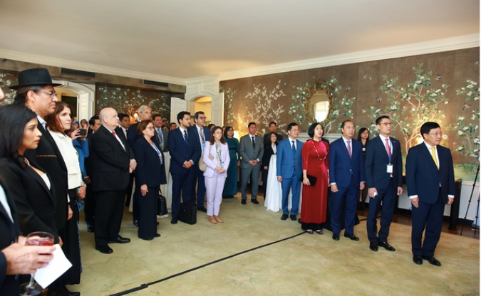 Các đại biểu tham dự thực hiện nghi thức hát quốc ca Việt Nam tại Lễ kỷ niệm 77 năm Quốc Khánh Việt Nam và 45 năm Việt Nam gia nhập LHQ. (Ảnh: VGP) Các đại biểu tham dự thực hiện nghi thức hát quốc ca Việt Nam tại Lễ kỷ niệm 77 năm Quốc Khánh Việt Nam và 45 năm Việt Nam gia nhập LHQ. (Ảnh: VGP)