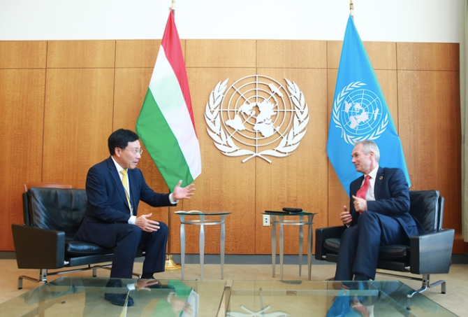 Phó Thủ tướng Thường trực Chính phủ Phạm Bình Minh gặp Chủ tịch Đại hội đồng LHQ Csaba Korosi. (Ảnh: VGP)