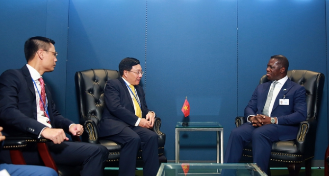 Phó Thủ tướng Phạm Bình Minh tiếp Bộ trưởng Ngoại giao Sierra Leon David Francis. (Ảnh: VGP) Phó Thủ tướng Phạm Bình Minh tiếp Bộ trưởng Ngoại giao Sierra Leon David Francis. (Ảnh: VGP)