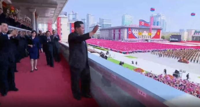 Người phụ nữ bí ẩn xuất hiện trong một bức ảnh chụp nhà lãnh đạo Triều Tiên Kim Jong Un