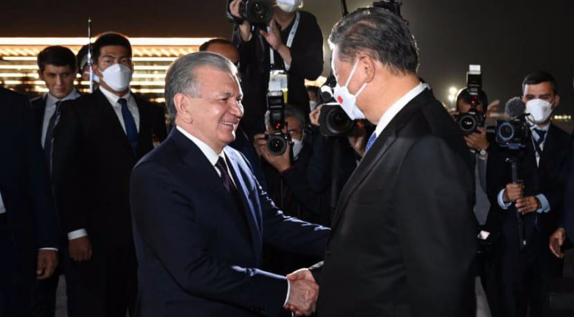 Tổng thống Uzbekistan Shavkat Mirziyoyev đón Chủ tịch Trung Quốc Tập Cận Bình. (Ảnh: Twitter)