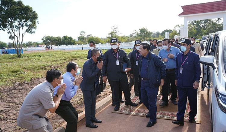 Thủ tướng Campuchia Hun Sen gặp các quan chức trong chuyến thăm tỉnh Siem Reap. (Ảnh: Khmer Times) Thủ tướng Campuchia Hun Sen gặp các quan chức trong chuyến thăm tỉnh Siem Reap. (Ảnh: Khmer Times)