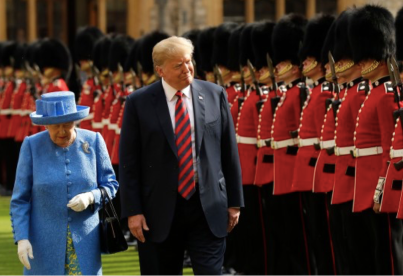 Cựu Tổng thống Mỹ Donald Trump trong một dịp diện kiến Nữ hoàng Anh Elizabeth. (Ảnh: AP)