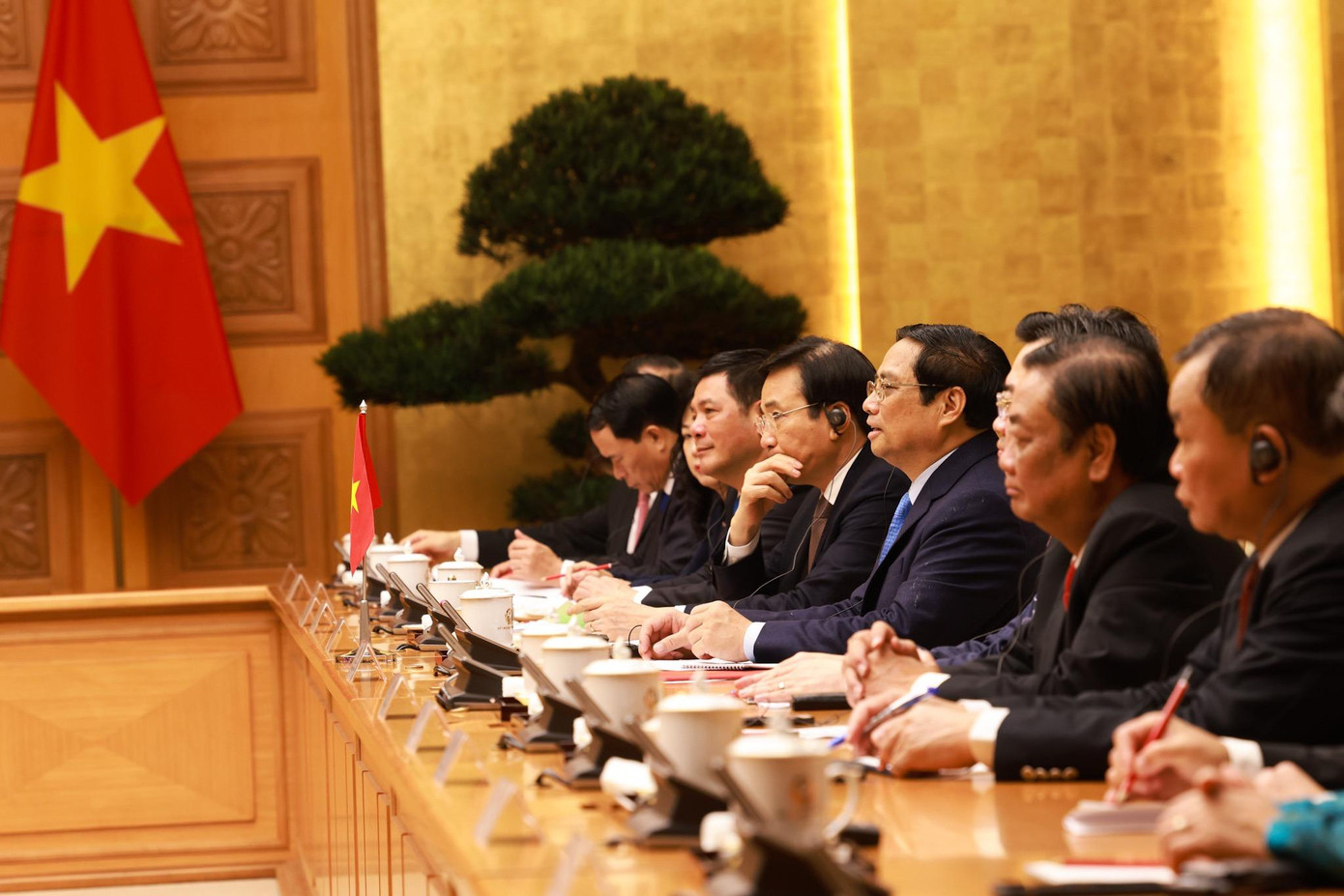 Thủ tướng Phạm Minh Chính và các quan chức cấp cao Việt Nam dự cuộc hội đàm. (Ảnh: Hải Minh)