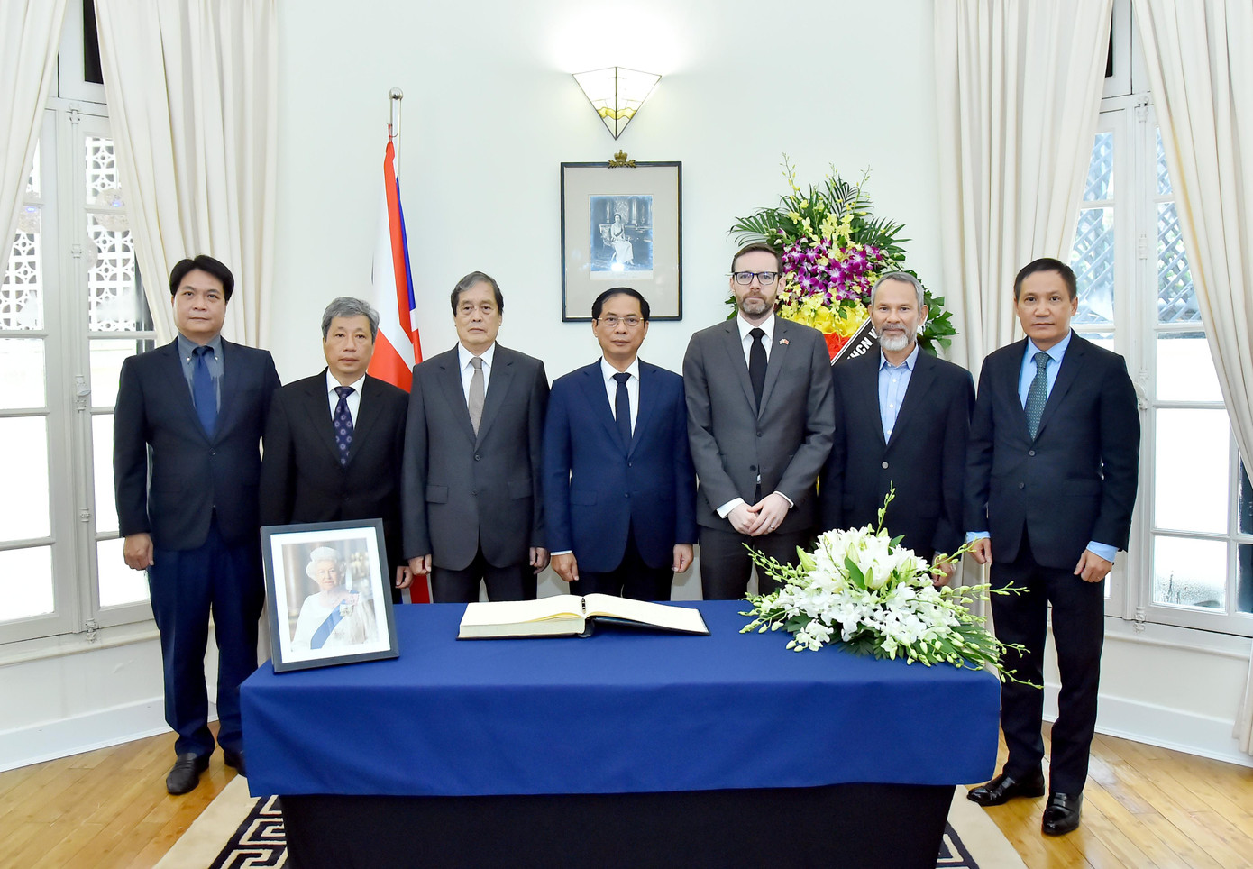 Bộ trưởng Bùi Thanh Sơn đến chia buồn tại nhà riêng Đại sứ Vương quốc Anh và Bắc Ai-len. (Ảnh: Mofa)