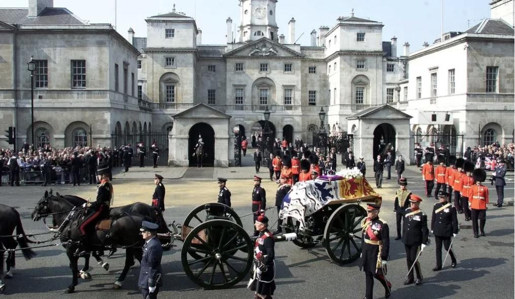 Hình ảnh một phần tang lễ của mẹ Nữ hoàng Elizabeth II năm 2002 Hình ảnh một phần tang lễ của mẹ Nữ hoàng Elizabeth II năm 2002