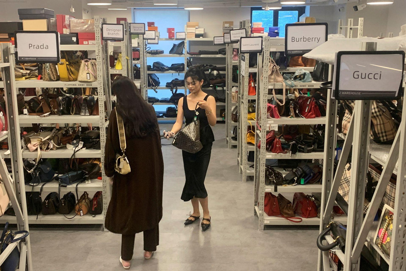 Một cửa hàng bán đồ hiệu đã qua sử dụng của ZZER ở Thượng Hải. (Ảnh: Reuters)