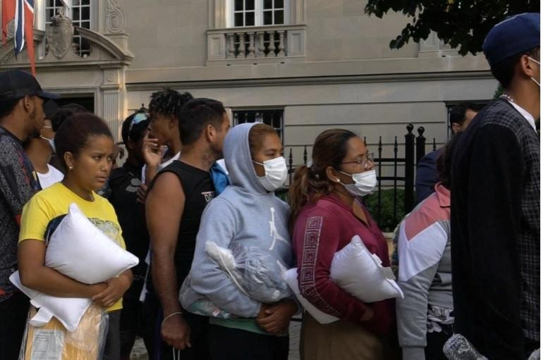 Hơn 100 người nhập cư được đưa từ Texas đến gần nhà Phó Tổng thống Kamala Harris. (Ảnh: Reuters) Hơn 100 người nhập cư được đưa từ Texas đến gần nhà Phó Tổng thống Kamala Harris. (Ảnh: Reuters)