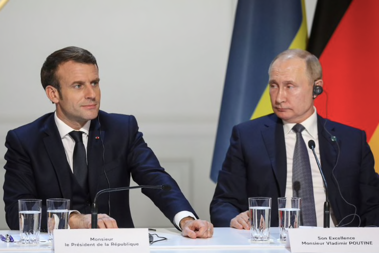 Tổng thống Pháp Emmanuel Macron và Tổng thống Nga Vladimir Putin trong một cuộc họp báo chung năm 2019. (Ảnh: Reuters)