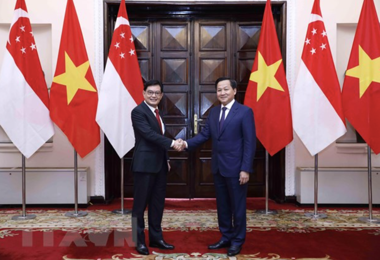 Phó Thủ tướng Lê Minh Khái đón Phó Thủ tướng, Bộ trưởng Điều phối Chính sách kinh tế Singapore Heng Swee Keat. (Ảnh: TTXVN)