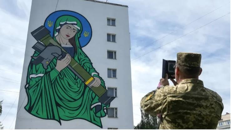 Một lính Ukraine chụp hình bức họa được đặt tên là "Thánh Javelin" ở Kiev ngày 25/5. (Ảnh: Getty) Một lính Ukraine chụp hình bức họa được đặt tên là "Thánh Javelin" ở Kiev ngày 25/5. (Ảnh: Getty)